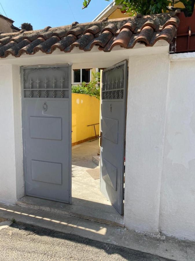 Tirana Traditional Home Exterior foto